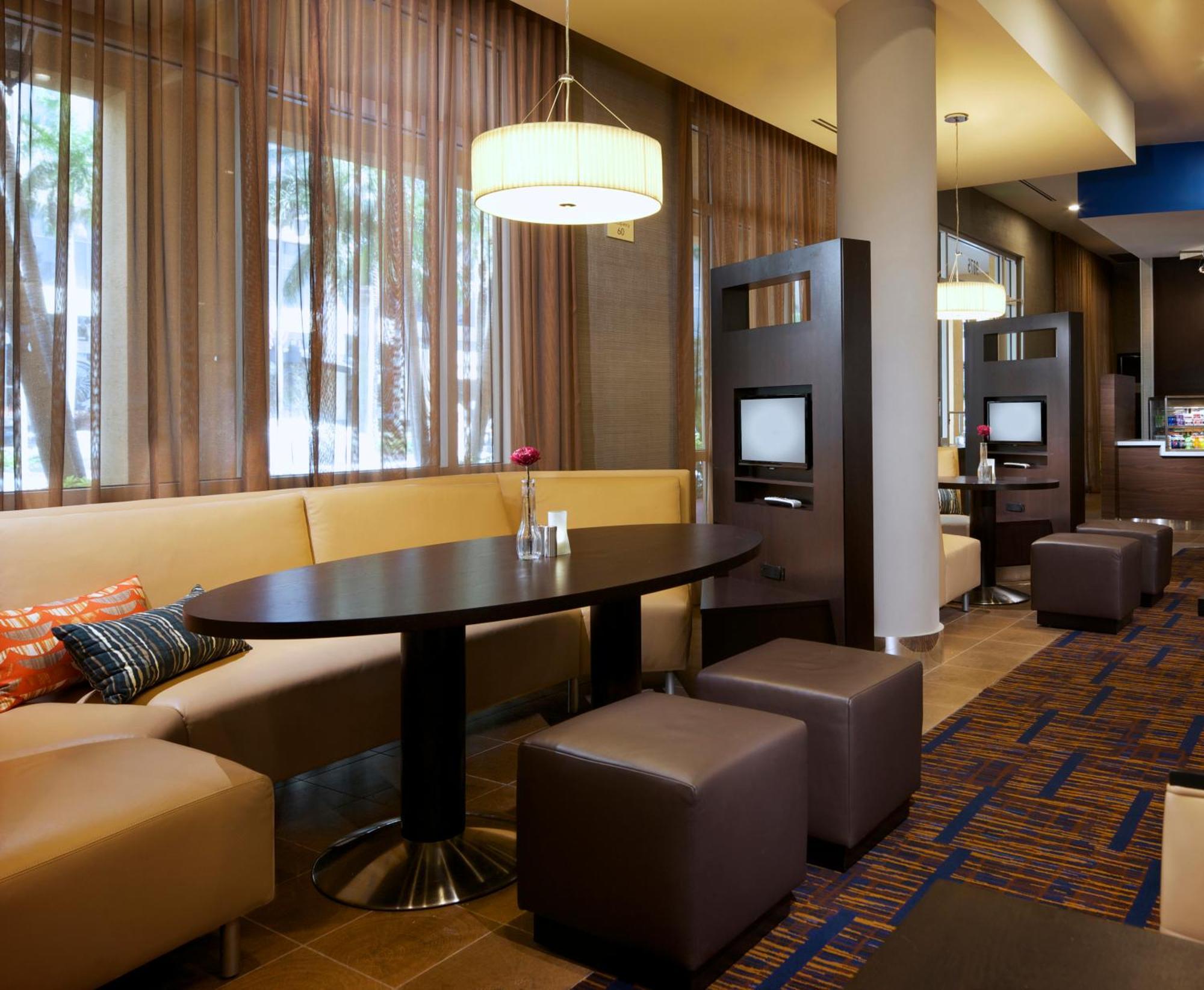 Отель Courtyard Miami Dadeland Glenvar Heights Экстерьер фото